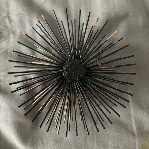 Spikey wall decor - Picture 2 of 3